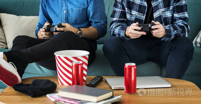 男子玩视频游戏沙发休闲和团队合作理念
