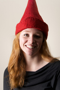 在红色的帽子微笑红发的特写镜头