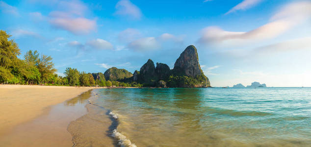 泰国甲米莱利海滩全景在夏天的一天