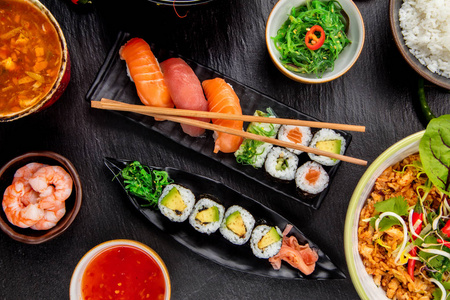 亚洲寿司变异与许多种类饭食