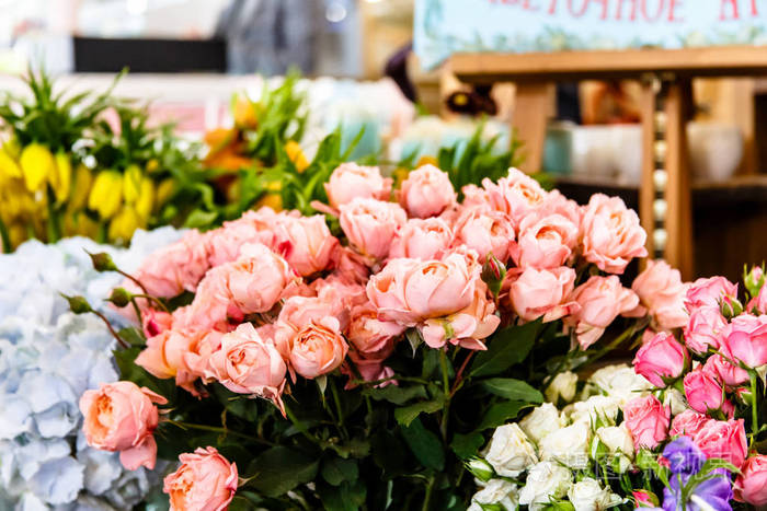 一束花在市场上的花店里