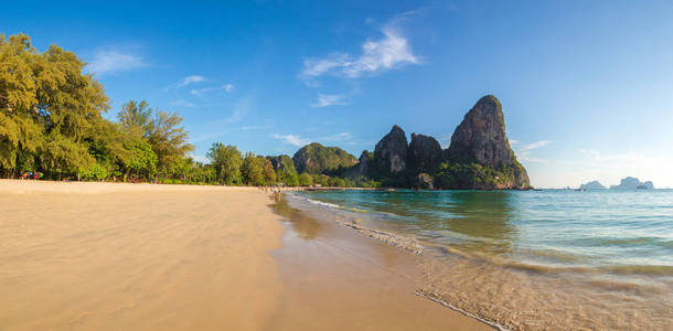 泰国甲米莱利海滩全景在夏天的一天