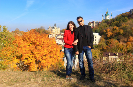 在秋天在基辅的年轻夫妇