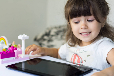 小女孩在家里或幼儿园使用 Tablet Pc。教育科学技术儿童和人的概念