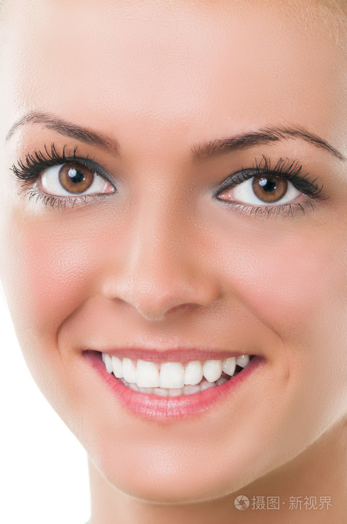 女人的脸是面带笑容的特写
