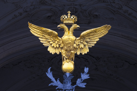 金色双头鹰   俄罗斯圣彼得堡冬宫博物馆中央入口上空会徽照片