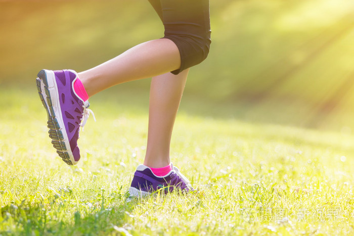 女人在早上户外跑步