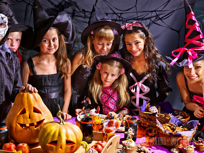 万圣节派对上的儿童