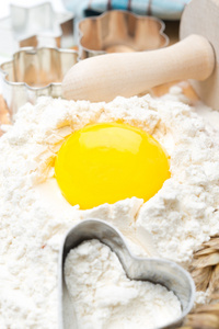 烘烤面粉 鸡蛋 擀面杖和烘烤的形式，特写