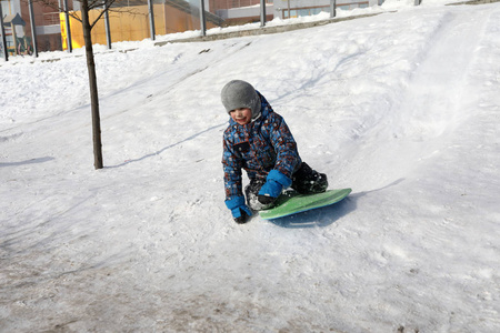 学龄儿童雪橇骑图片