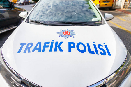 警察车从土耳其警察 Trafik 蒂尔克站在街道上