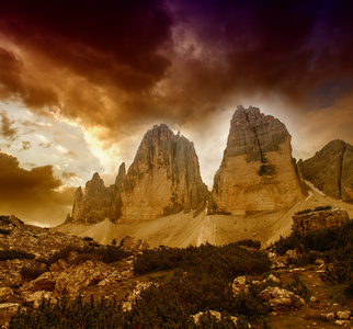 lavaredo，意大利的三个高峰。美丽的风景，在日落时