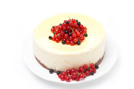 黑葡萄干芝士蛋糕装饰有红色和黑色的葡萄干,孤立照片