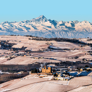 Grinzane 凯沃尔城堡和山在意大利北部, langhe r