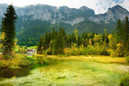 美丽的 Hintersee 湖的绿色水域。惊人的秋天风景巴伐利亚阿尔卑斯在奥地利边界, 德国, 欧洲