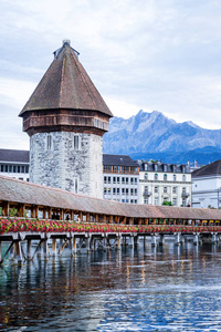 卢塞恩的历史市中心 Luzern 与著名教堂桥梁在瑞士