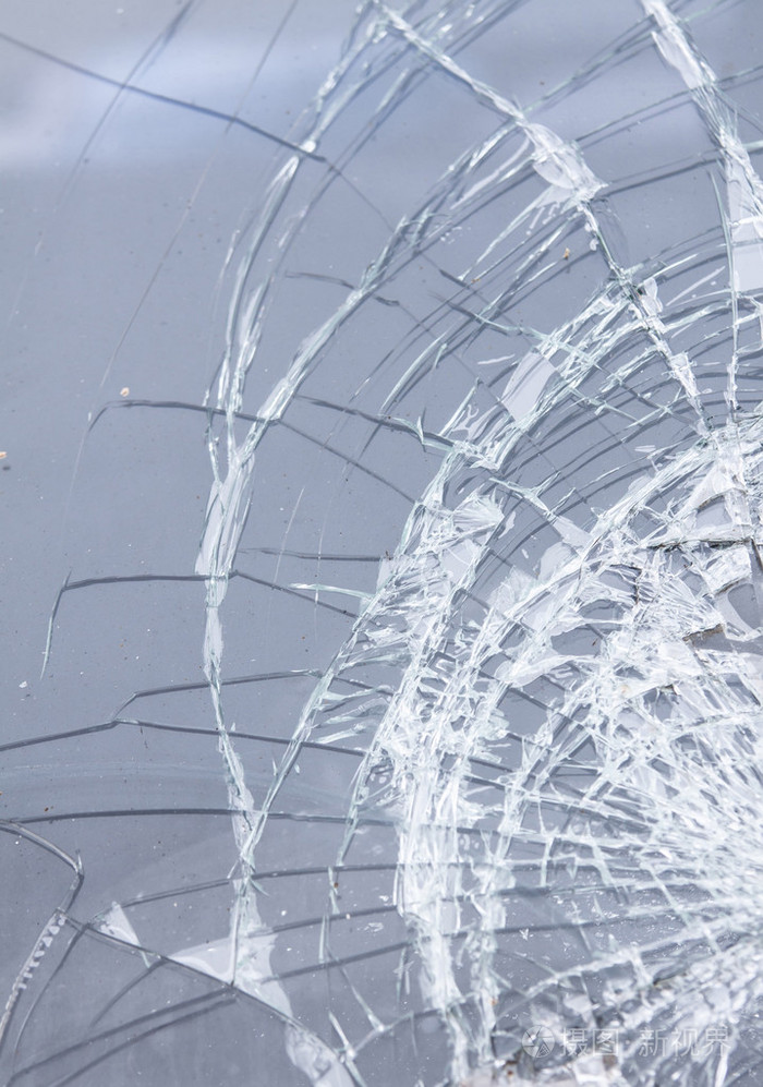 破碎的挡风玻璃