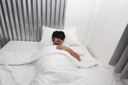 睡觉的男子图片