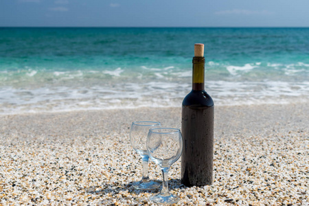 海滩红酒图片
