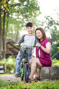 亚洲小孩与母亲习惯骑自行车
