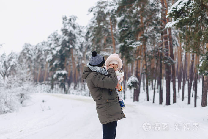 爸爸抱着一个小女儿