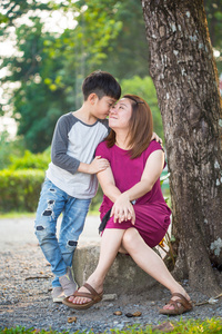 亚洲家庭幸福，母亲带着她的儿子在公园