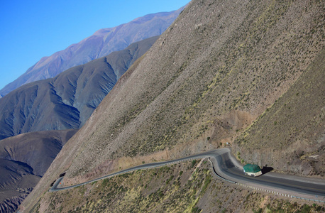 在阿根廷北部的山路