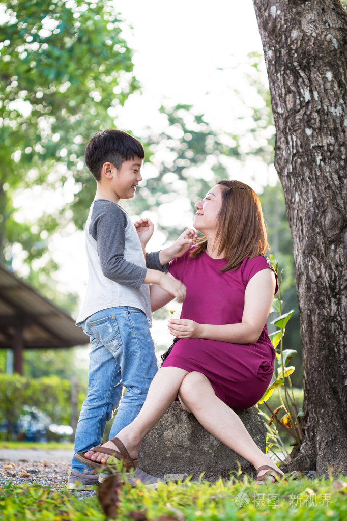 亚洲家庭幸福,母亲带着她的儿子在公园照片-正版商用图片0821l9-摄图