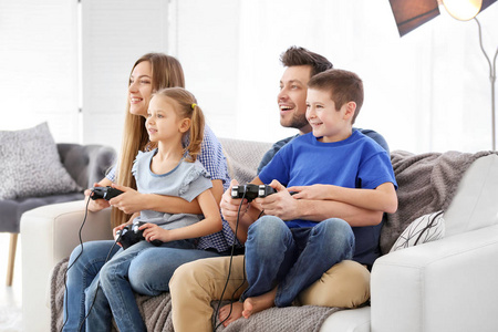 玩视频游戏在家里的幸福家庭