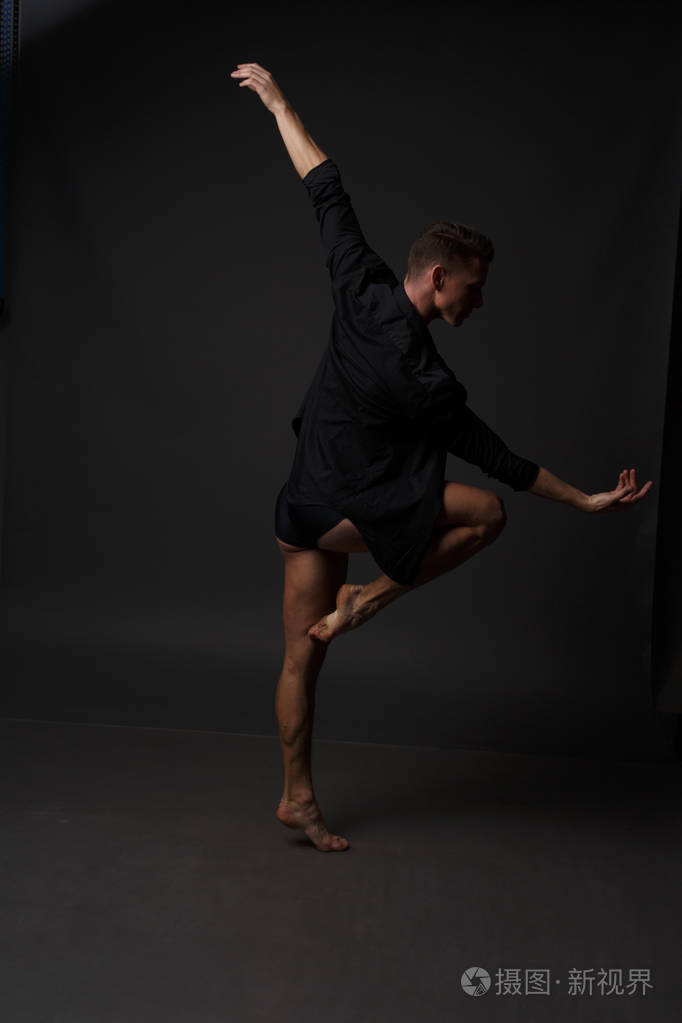 男人用黑色的裤子跳舞