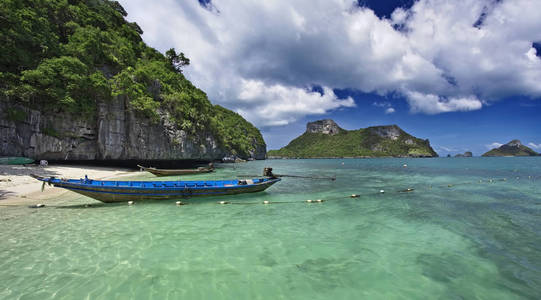 泰国, 木岛 Angthong 国家海洋公园, 当地的木制渔船在大海奈泻湖