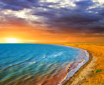 美丽的翡翠海湾在戏剧性的日落