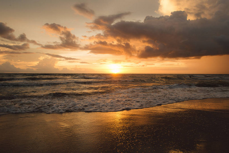 日落。美丽的夕阳在波罗的海。金海上日落
