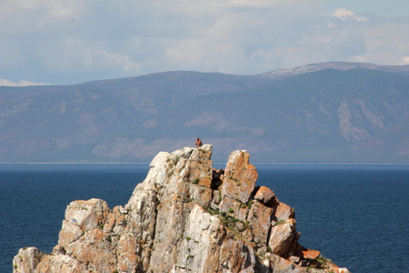 俄罗斯奥克洪岛贝加尔湖岩石上的人