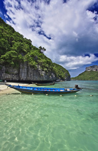 泰国, 木岛 Angthong 国家海洋公园, 当地的木制渔船在大海奈泻湖