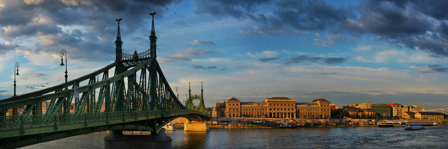 布达佩斯匈牙利日落全景布达佩斯匈牙利与链子桥梁和议会