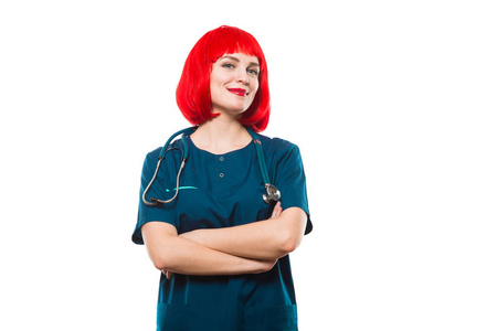 年轻女性医生在红色假发被隔绝在白色背景