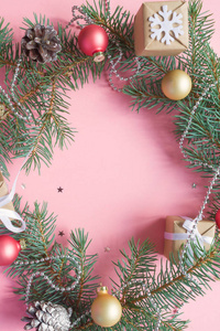 圣诞快乐, 新年愉快。圆框圣诞贺卡与绿色杉木分行和假日对象在淡粉色背景
