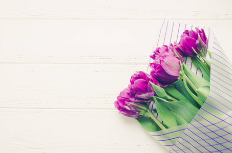 紫色郁金香的花束