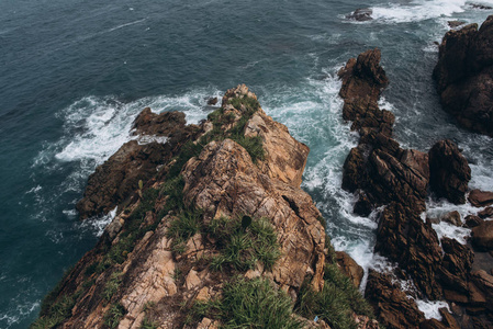 岩崖鸟瞰图与海洋背景图片