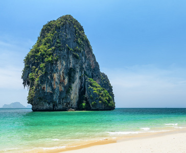 清澈的水和蓝蓝的天空。phra nang 海滩泰国