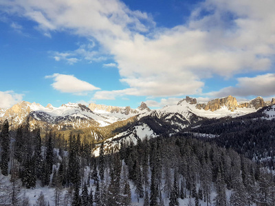 pelmo 意大利 02 25 2018 漫步在山上的积雪