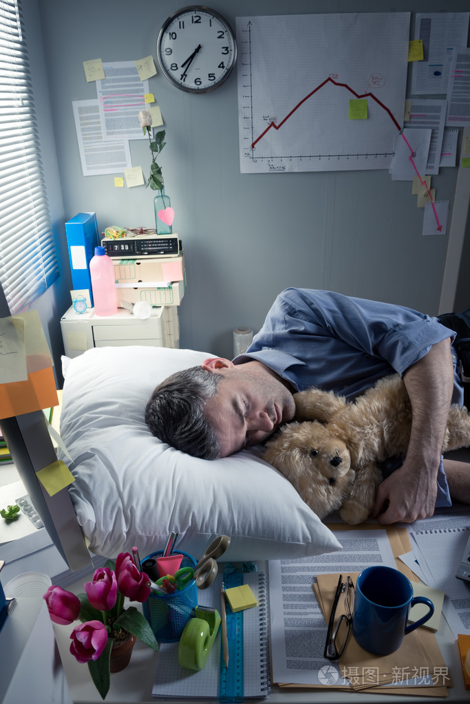 有趣的办公室工作人员上班睡觉