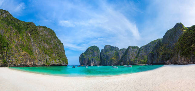 夏日的泰国皮皮岛上的玛雅湾全景