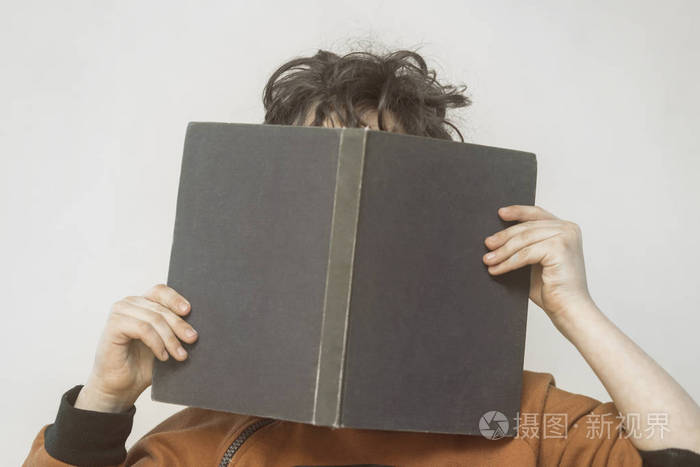 他手里拿着书的男孩