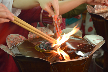 香火拜佛图片-香火拜佛素材-香火拜佛插画-摄图新视界