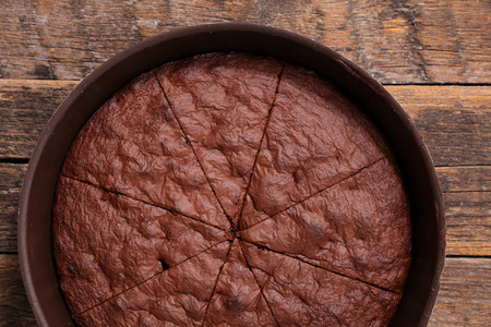 木质背景自制巧克力蛋糕