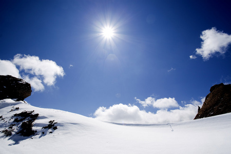 寒冷的冬天景观与雪，蓝蓝的天空和 sunl 的背景