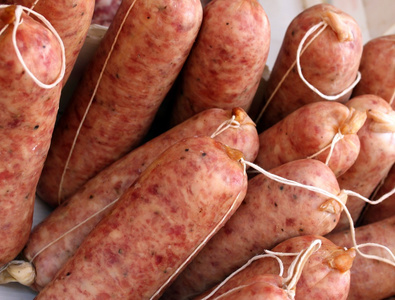 从那个卖肉的销售原料意大利香肠照片