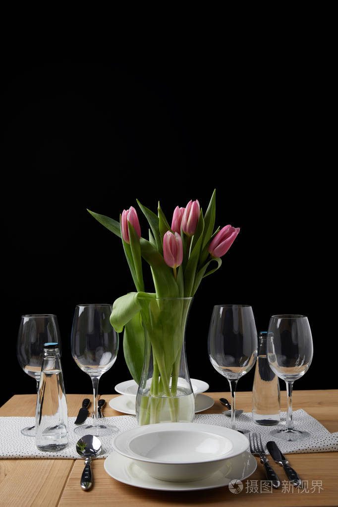 桌上摆放有餐具和盘子的餐桌照片-正版商用图片082mk5-摄图新视界